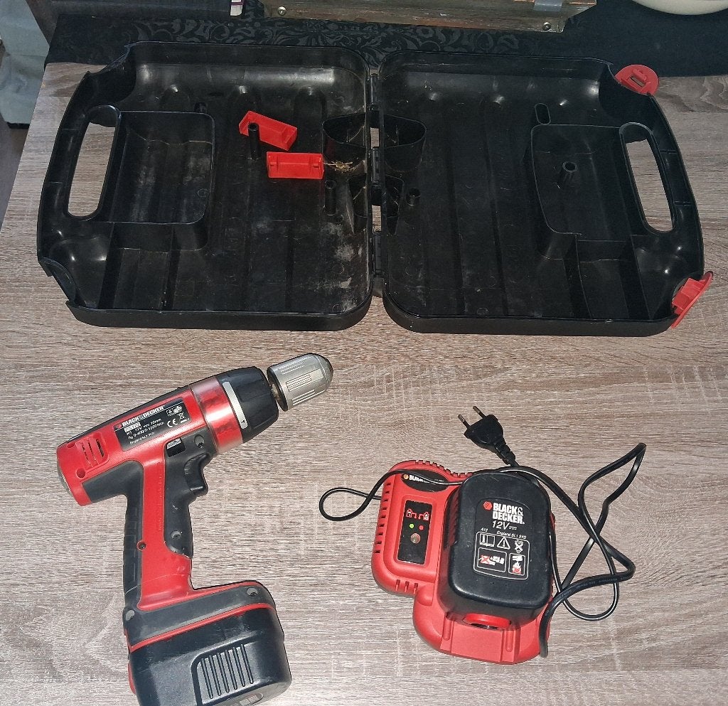 Black en decker Accuboor / 12 v met 2 accus en lader, Ophalen of Verzenden, Gebruikt, Boor- en Schroefmachine