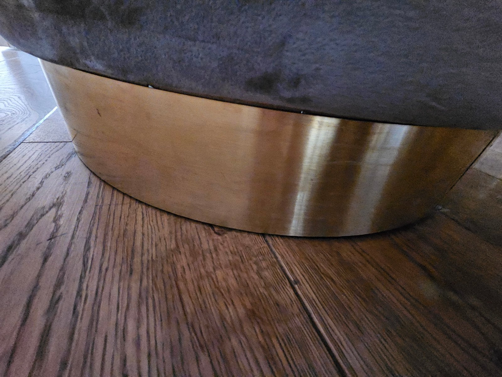 Grijze poef met gouden onderstel, Ophalen, Gebruikt, Metaal, Modern, Glamour