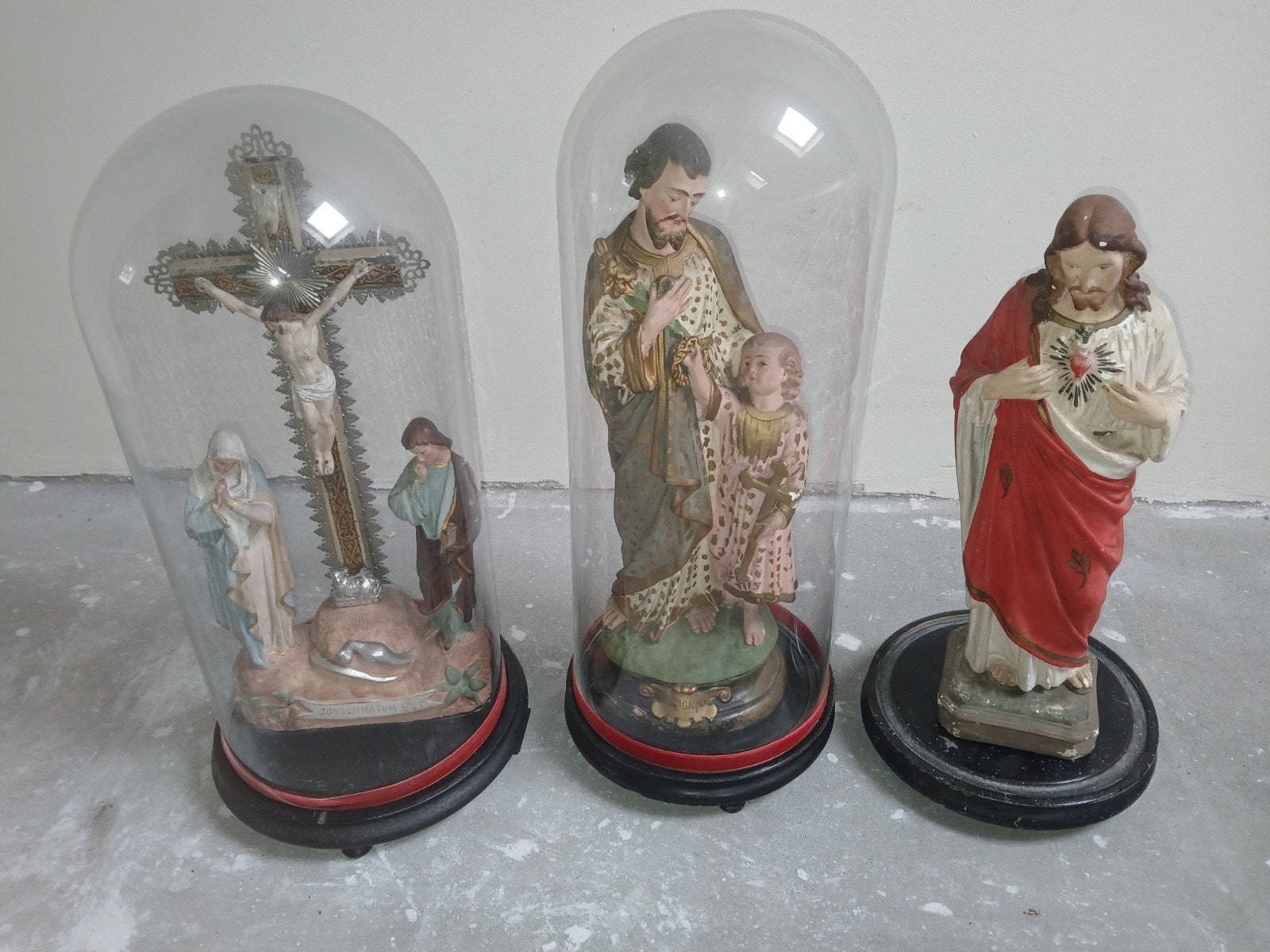 Antieke religieuze beelden onder stolp - 3 stuks, Antiek en Kunst, Antiek | Religie, Ophalen