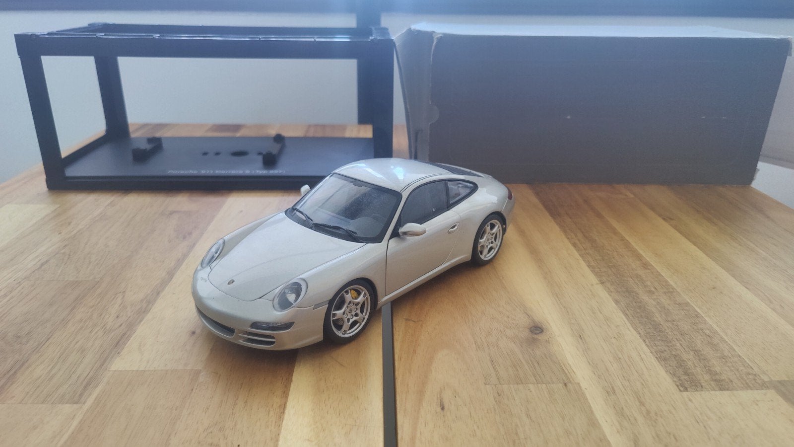 Porsche 911 (997) Carrera S 1:18 AUTOart Dealer edition, Hobby en Vrije tijd, Modelauto's | 1:18, Ophalen of Verzenden, Gebruikt