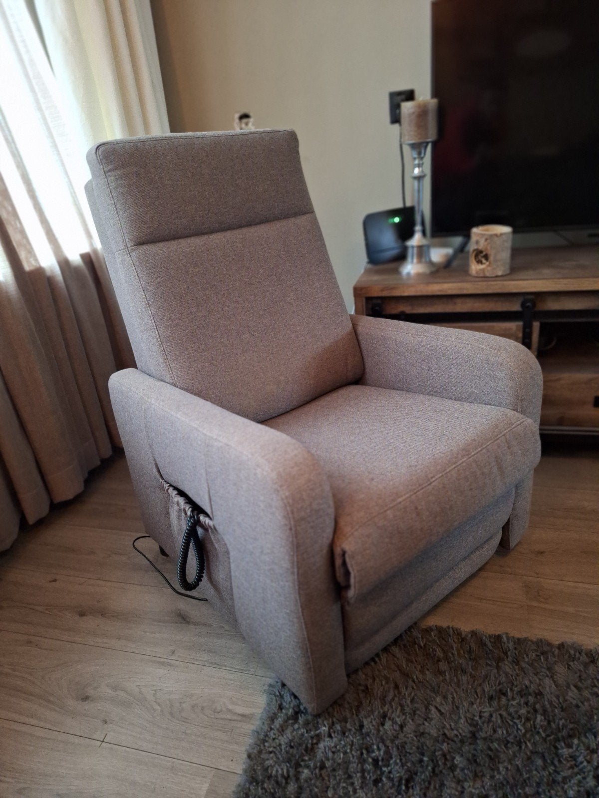 In zeer goede staat

Beige luxe fauteuil
Met bedienings, Ophalen, Zo goed als nieuw, 75 tot 100 cm, 50 tot 75 cm