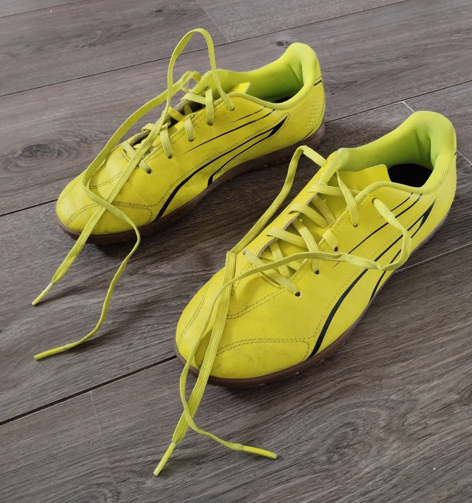 Voetbalschoenen, scheenbeschermers en keeperhandschoenen €5., Gebruikt, Maat XS of kleiner, Schoenen, Ophalen of Verzenden