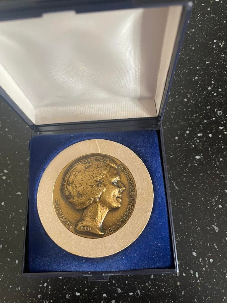 Bronzen herdenkingsmunt Beatrix, Ophalen of Verzenden, Overige landen, Overige waardes