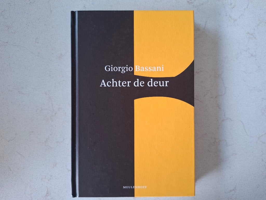 Giorgio Bassani - Achter de deur (Hardback, Meulenhoff), Ophalen of Verzenden, Zo goed als nieuw, Giorgio Bassani, Europa overig