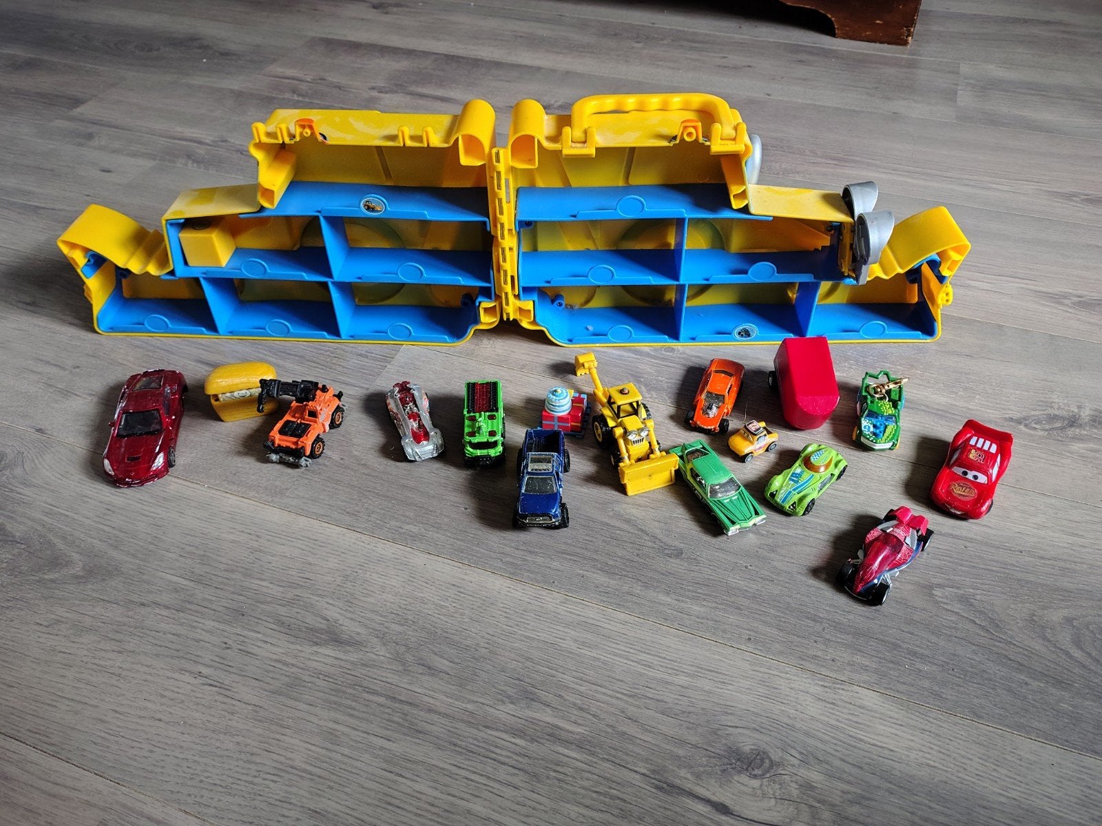 Leuke Scoop draagkoffer met speelgoedautos (scoop, McQueen), Ophalen of Verzenden, Gebruikt