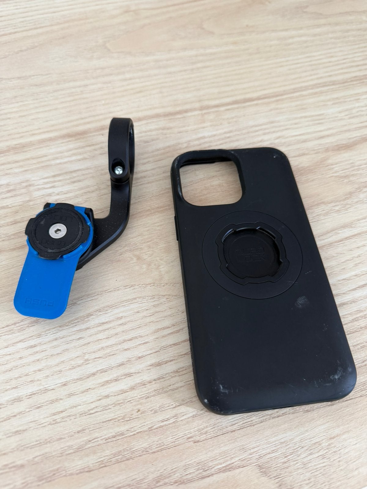 Quad Lock iPhone 14 Pro Case + Out Front Bike Mount, Ophalen of Verzenden, Zo goed als nieuw, IPhone 14