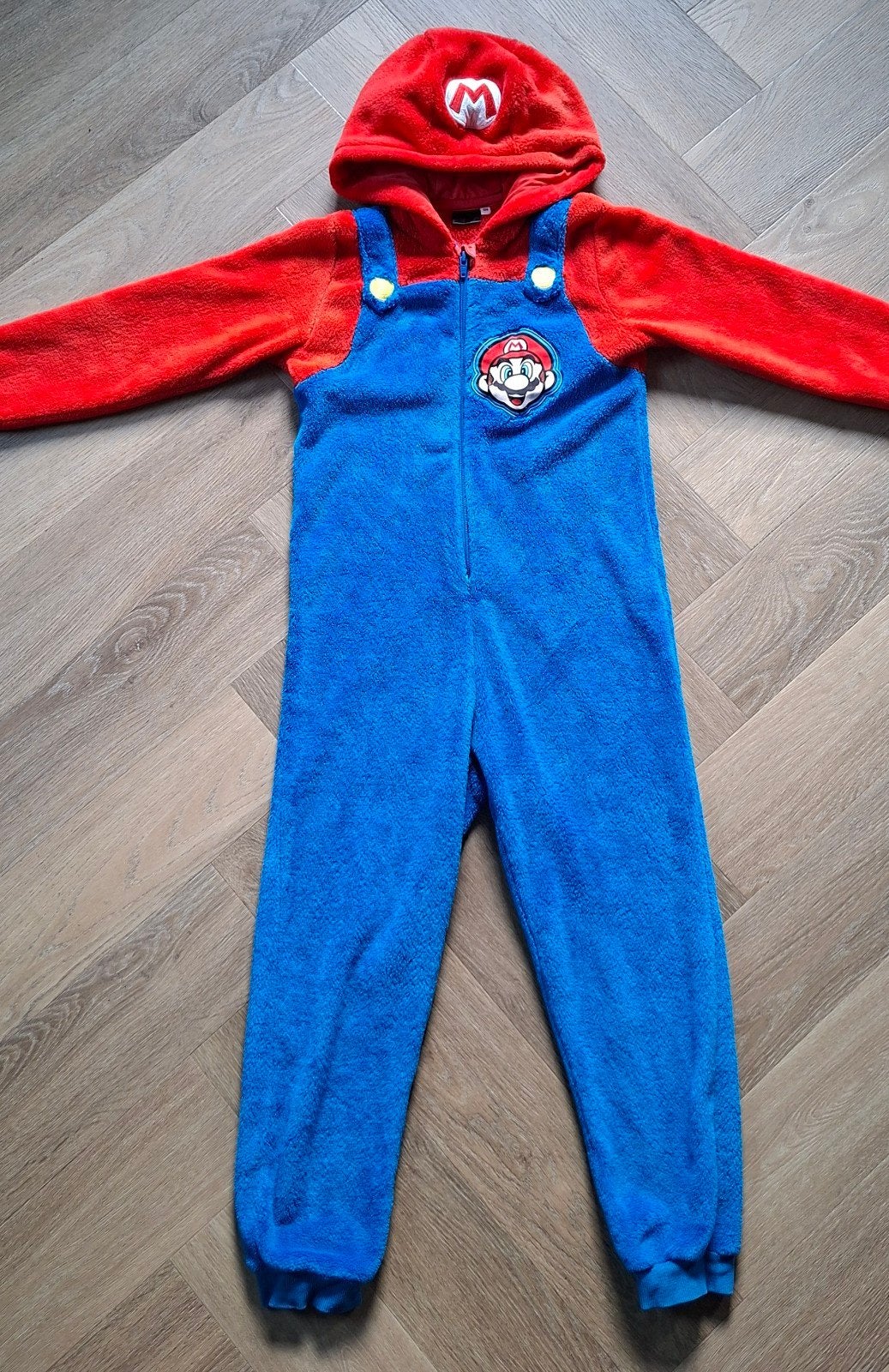Super Mario Onesie mt 134, als nieuw, Ophalen, Zo goed als nieuw, Jongen of Meisje