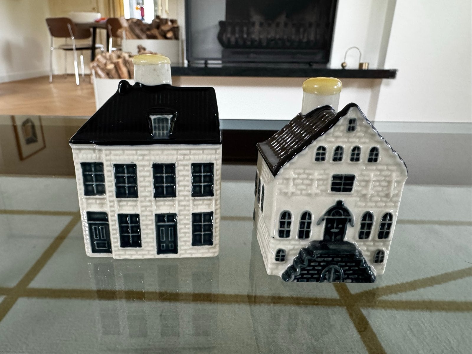 KLM huisjes - Nummers 4 en 106, Verzamelen, KLM Huisjes, Ophalen of Verzenden, Gebruikt, 1 t/m 20, Gevuld