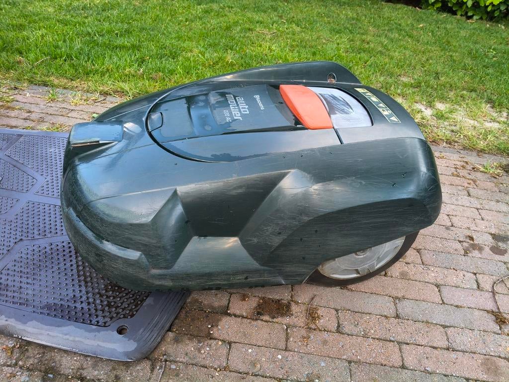 Husqvarna 220 AC robot maaier incl. afdak/garage, Tuin en Terras, Robotmaaiers, Ophalen, Gebruikt