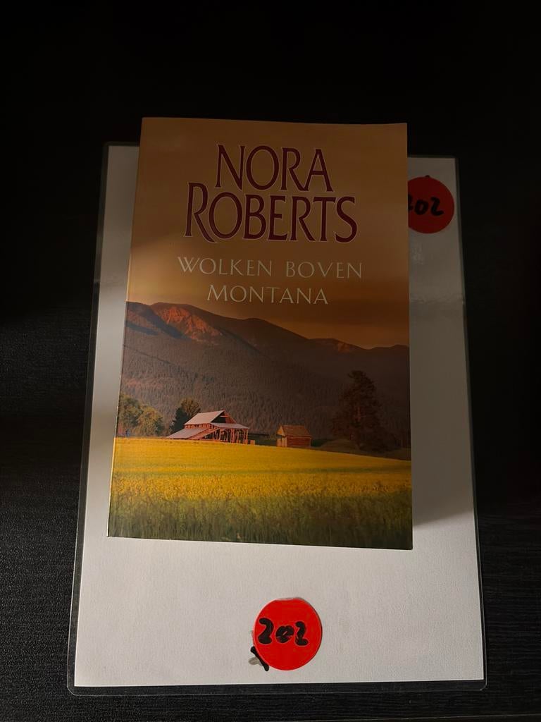 Nora Roberts - Wolken Boven Montana (Paperback), Ophalen of Verzenden, Gelezen, Amerika