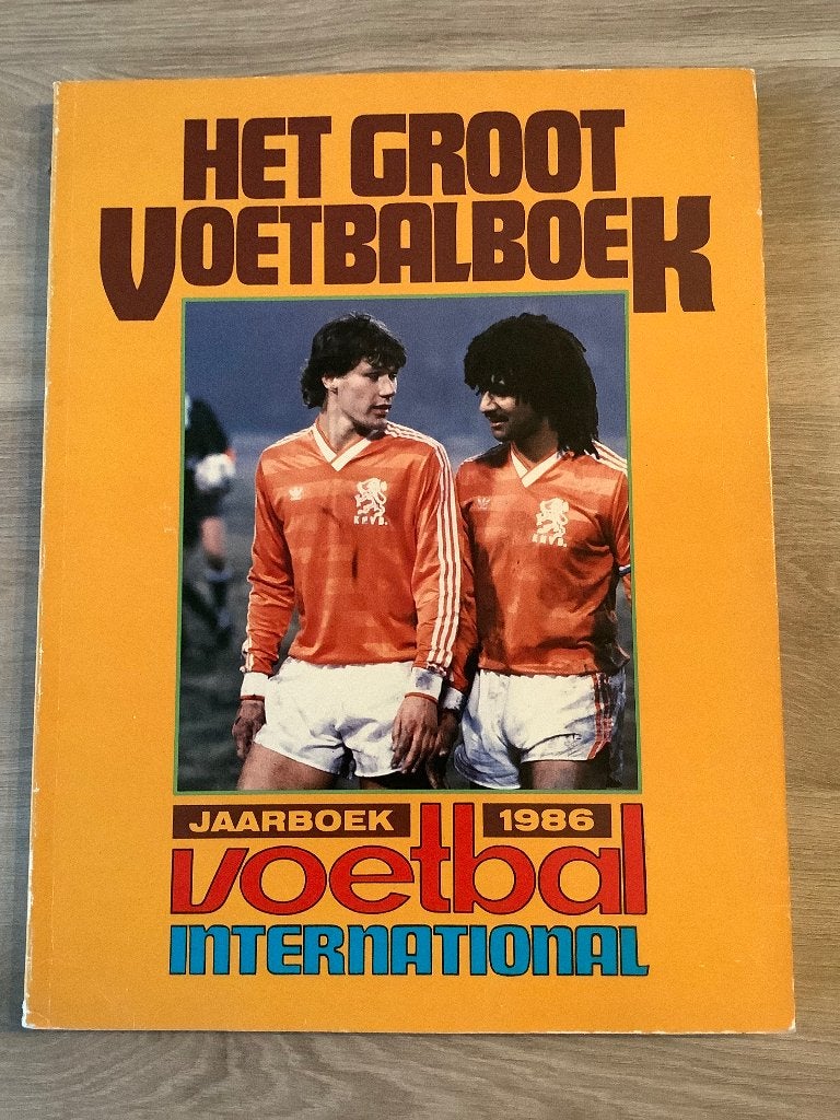 Voetbal International - Het Groot Voetbalboek 1986, Ophalen of Verzenden, Zo goed als nieuw, Balsport, Voetbal International