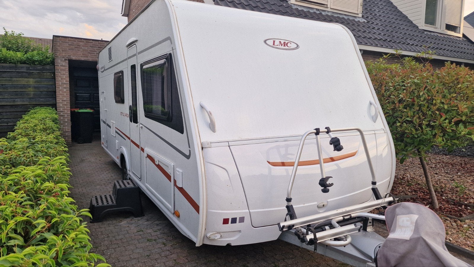 LMC Style 490 K | Style Pakket | Mover | Airco | TV, Caravans en Kamperen, 7 tot 8 meter, Treinzit, Dwarsbed, 1250 - 1500 kg