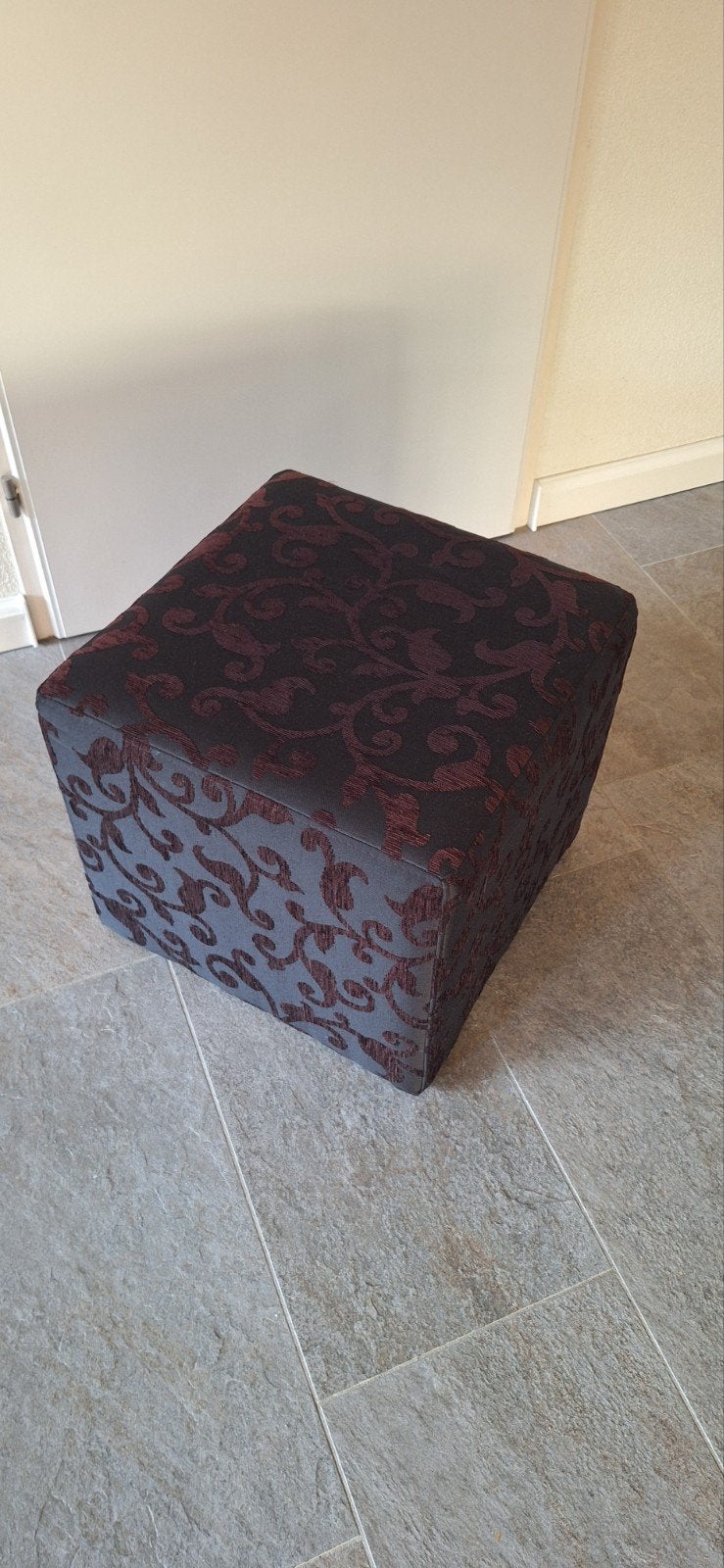 Zo goed als nieuwe poef / hocker met barok patroon, Ophalen, Minder dan 50 cm, Barok, Vierkant