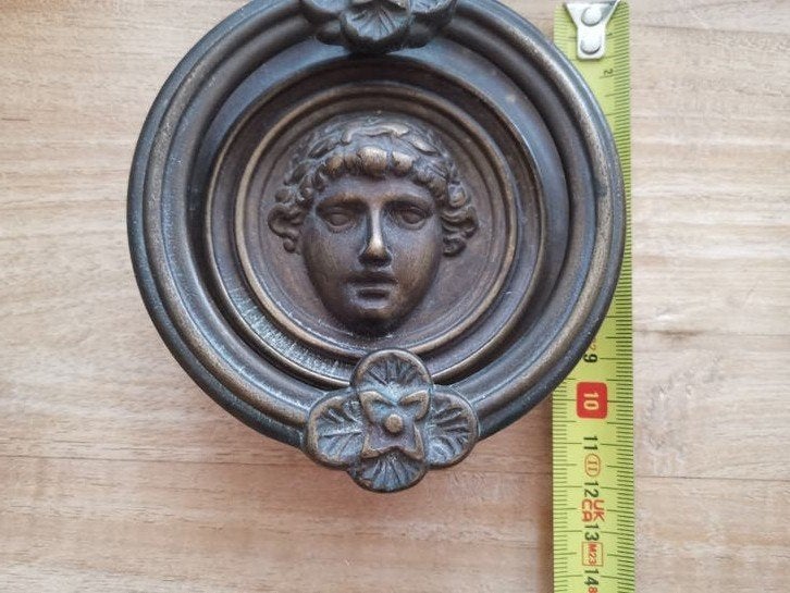 Antieke koperen deurklopper met klassiek gezicht, Ophalen of Verzenden, Koper