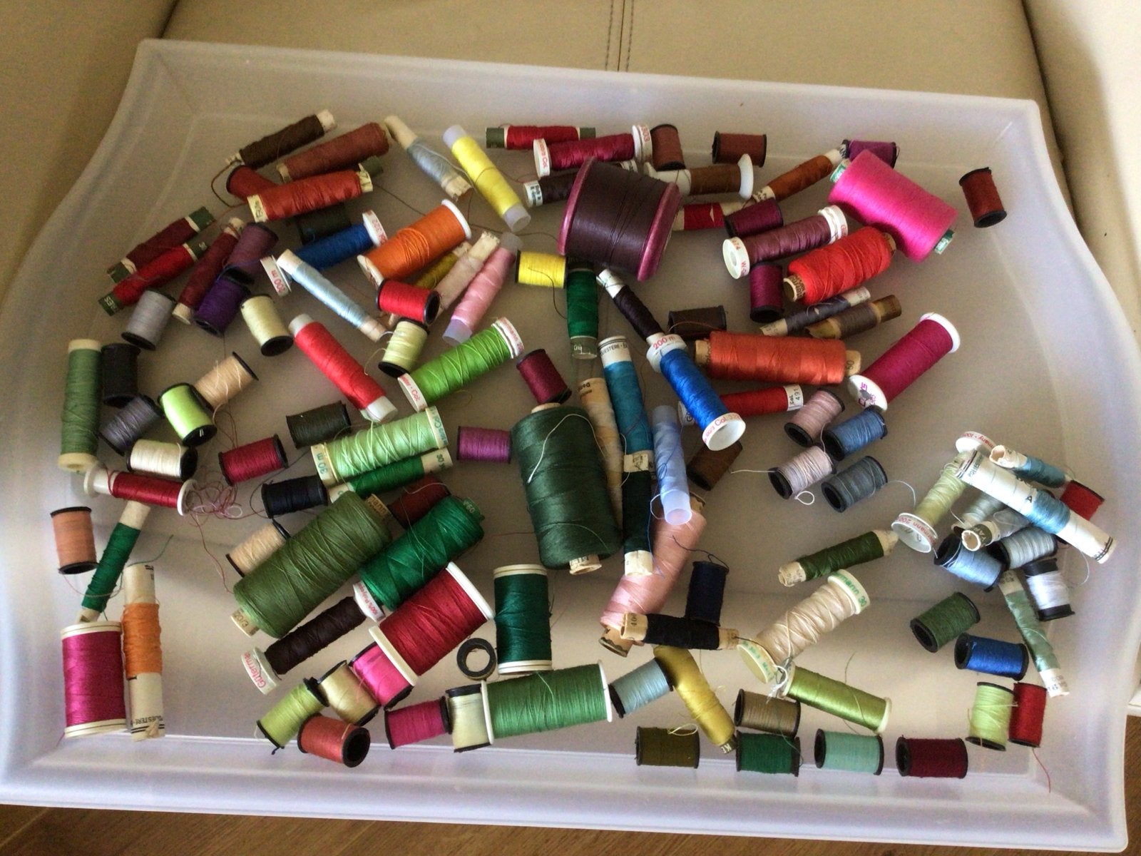 Grote collectie naaigaren in diverse kleuren, Hobby en Vrije tijd, Naaien en Fournituren, Ophalen of Verzenden, Gebruikt, Garen of Naald(en)