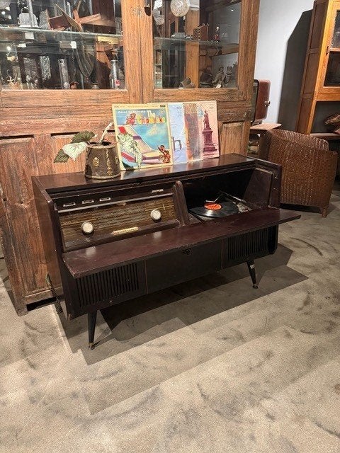 Vintage radiomeubel met ingebouwde radio en platenspeler, Gebruikt, Ophalen of Verzenden, Bruin, Vintage