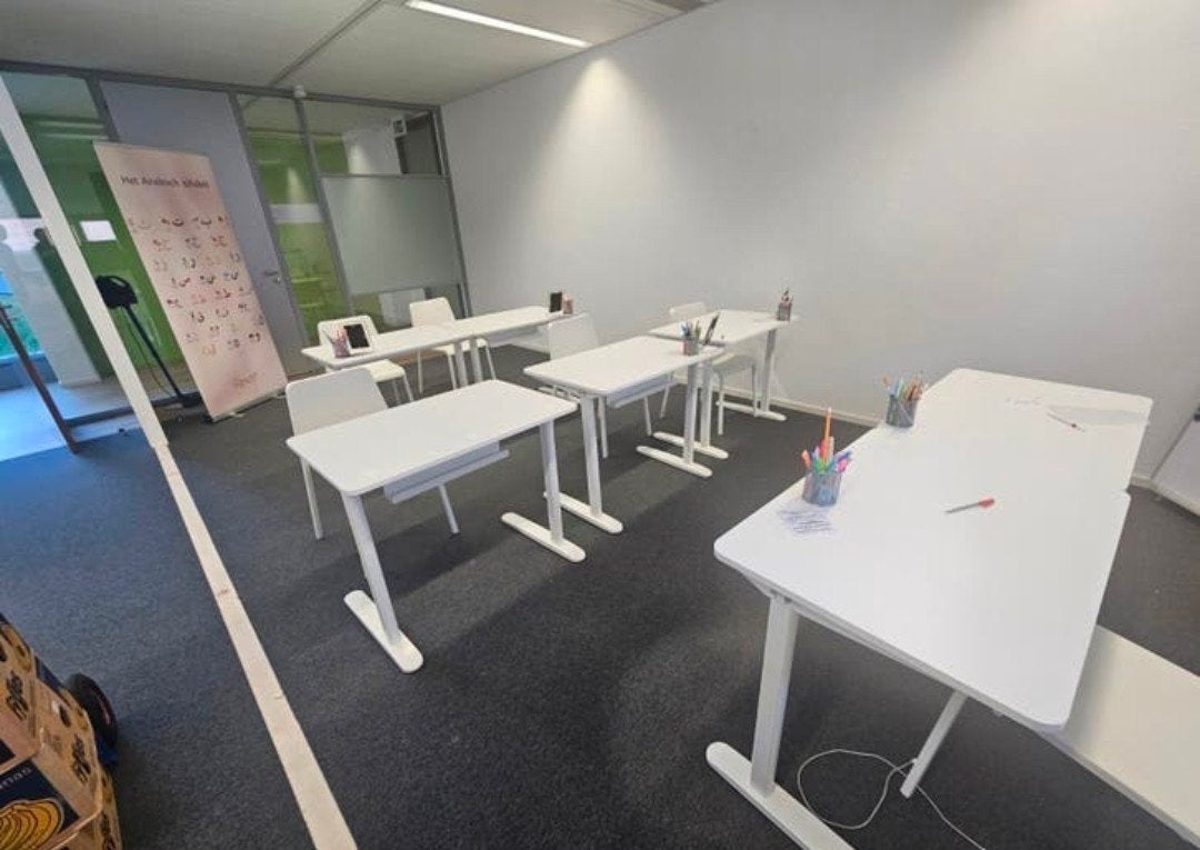 8 bijna nieuwe lestafels met stoelen, Ophalen of Verzenden