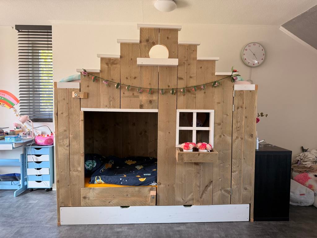 Stapelbed met trapgevel Bowie - Saartje Prum, Kinderen en Baby's, Kinderkamer | Stapelbedden en Hoogslapers, Ophalen, Zo goed als nieuw