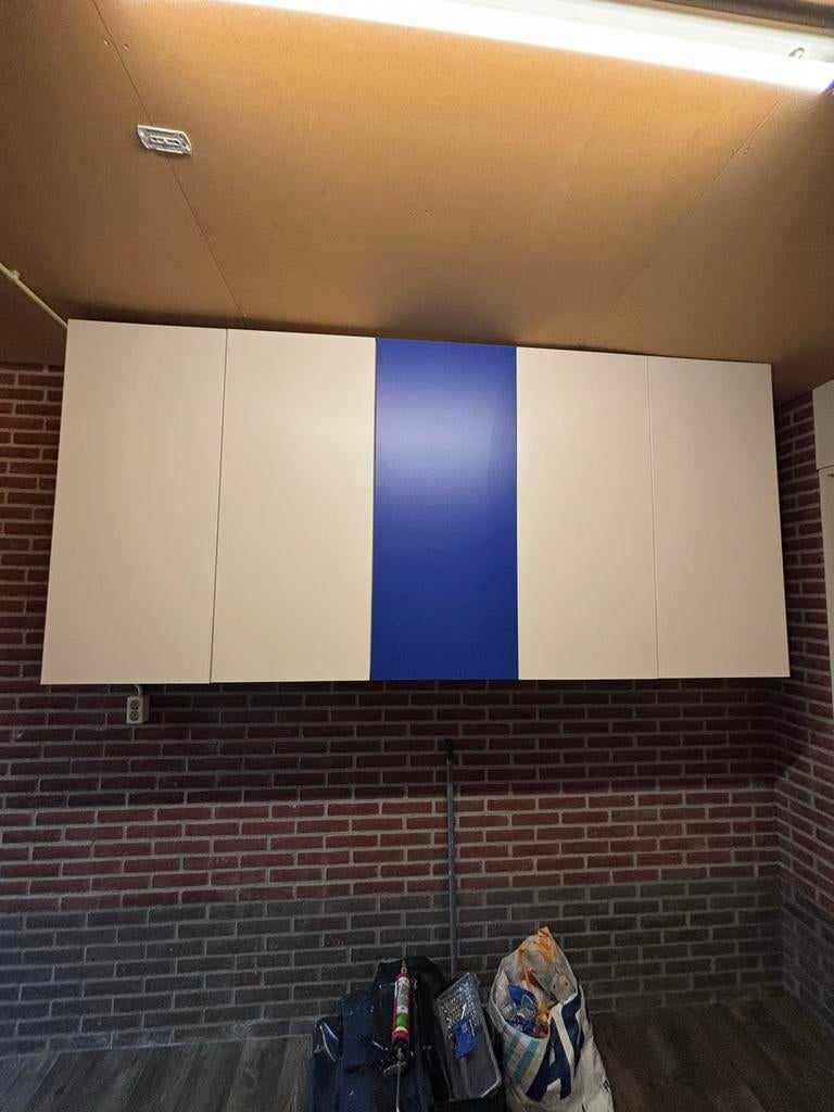 Witte wandkast met blauw accent - Ideaal voor garage/berging, Huis en Inrichting, Kasten | Overige, Ophalen, Zo goed als nieuw