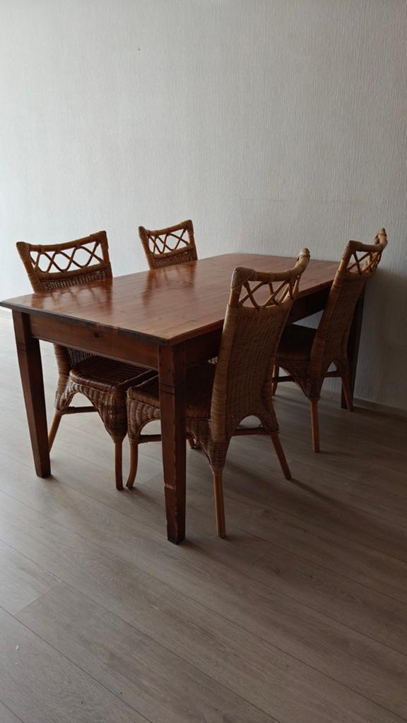 Houten (grenen) eettafel met 4 rotan stoelen, Huis en Inrichting, Tafels | Eettafels, Ophalen, Gebruikt, Overige materialen, 50 tot 100 cm