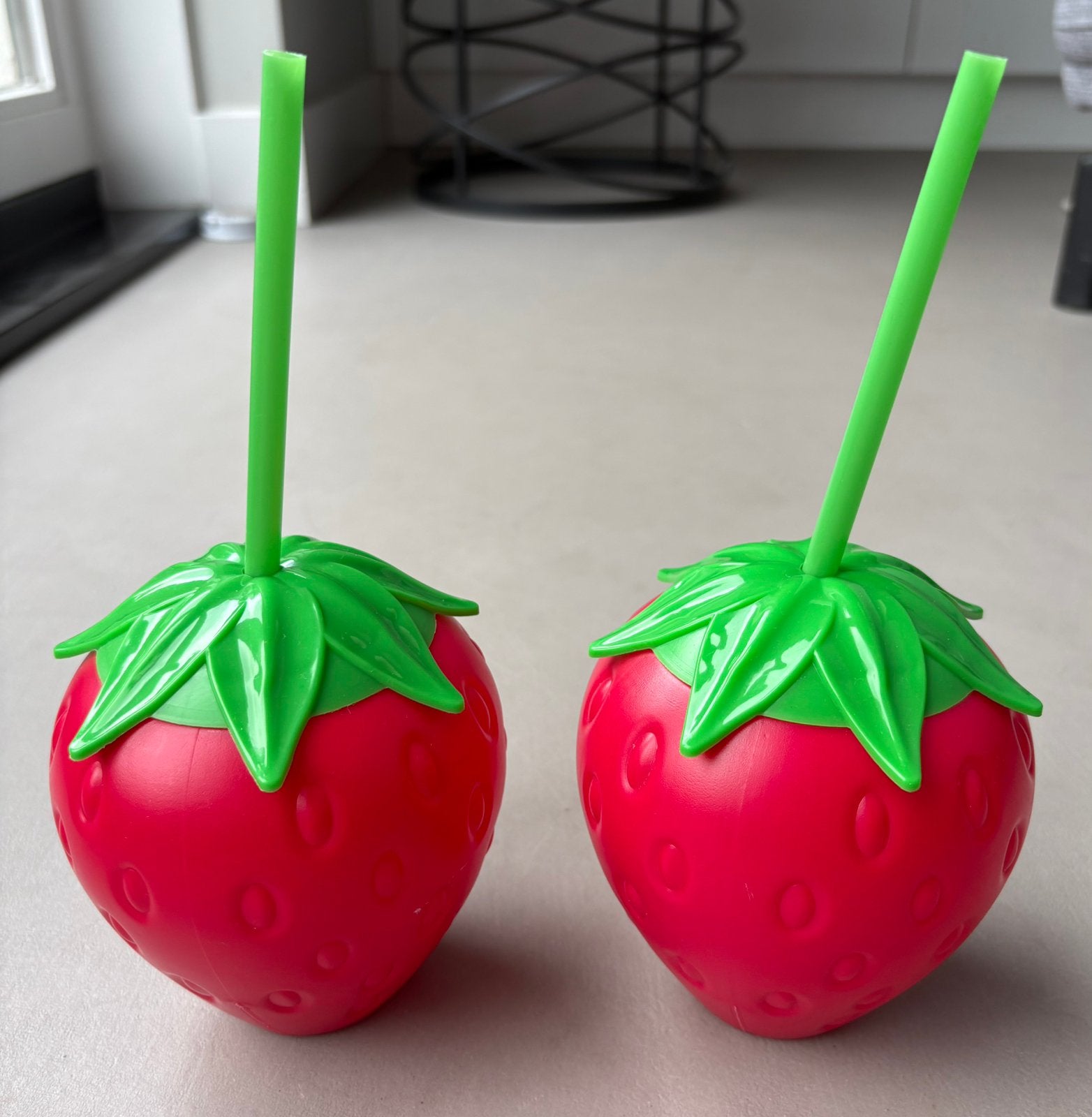 Bekers aardbei met rietje (2x), Ophalen of Verzenden, Zo goed als nieuw