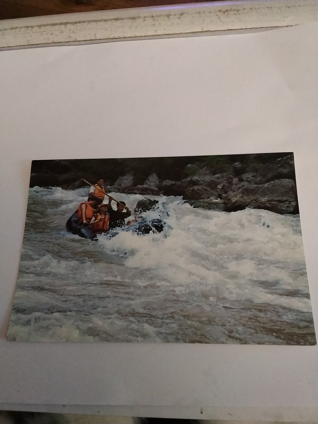 GROEP MENSEN IN EEN RUBBERBOOT TIJDENS HET WILDWATERRAFTEN, Ophalen of Verzenden, Voor 1920
