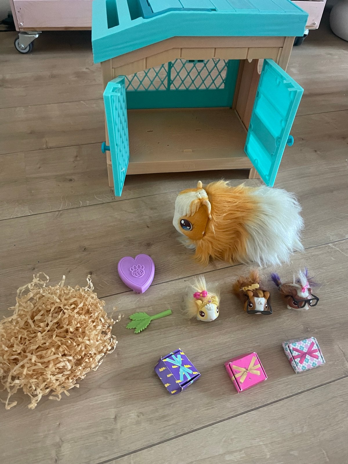 Little Live Pets Mama Surprise Cavia met baby's, Ophalen of Verzenden, Zo goed als nieuw, Meisje