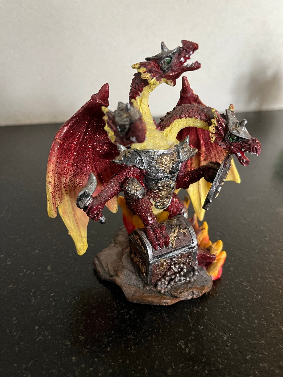 Driehoofdige Draak met Schatkist Beeldje, Verzamelen, Ophalen of Verzenden, Zo goed als nieuw, Fantasy