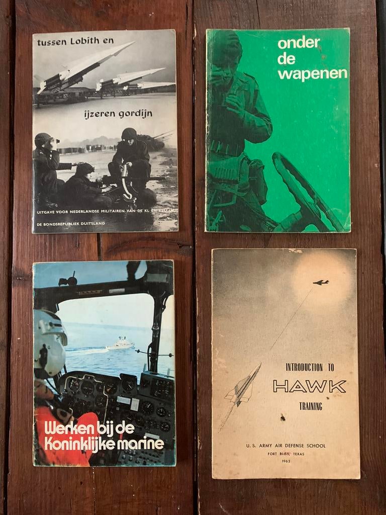 Boekjes over dienstplicht en wapens., Boeken, Oorlog en Militair, Gelezen, Ophalen of Verzenden