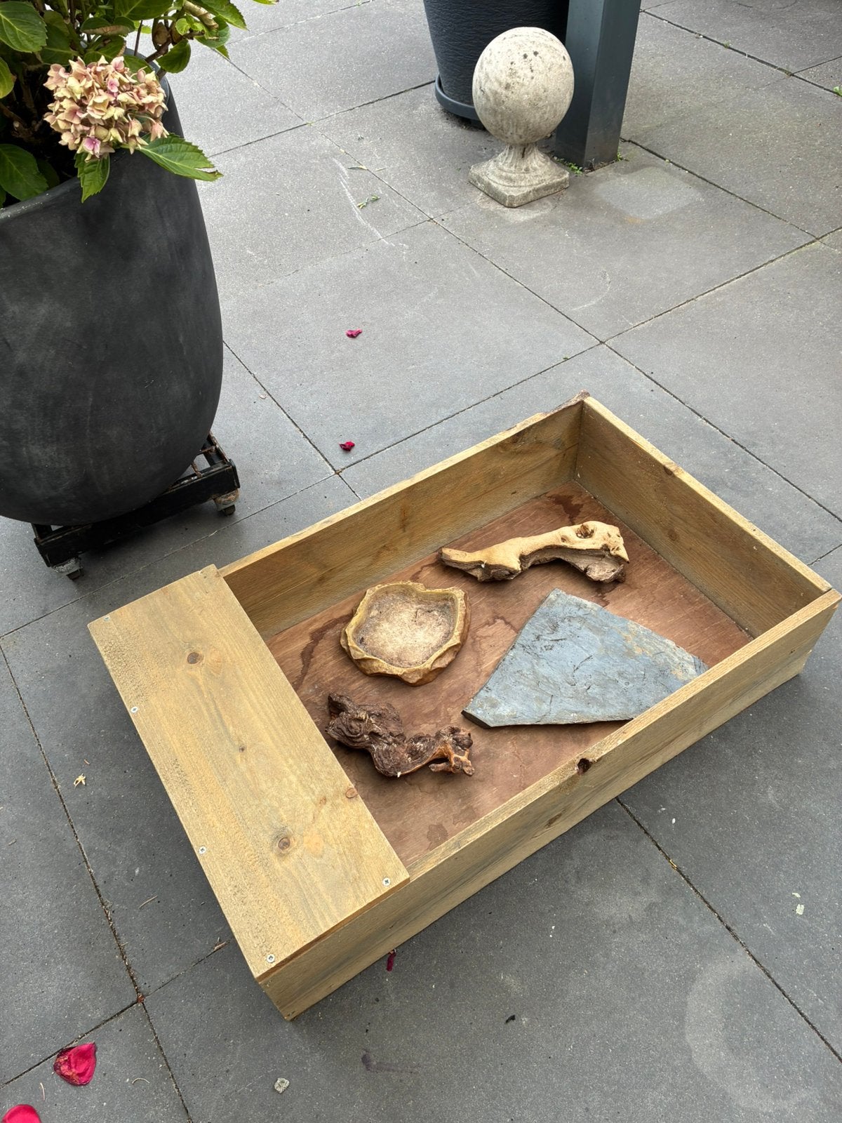 Houten bak met attributen voor kleindier, Ophalen, Zo goed als nieuw
