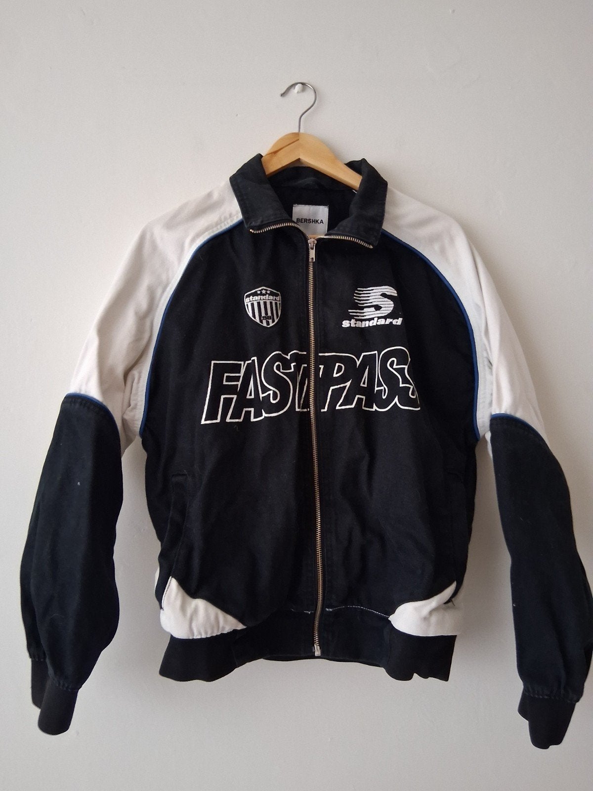 Bershka Bomberjack Zwart/Wit met 'FAST PASS' opdruk, Ophalen of Verzenden, Gedragen, Zwart