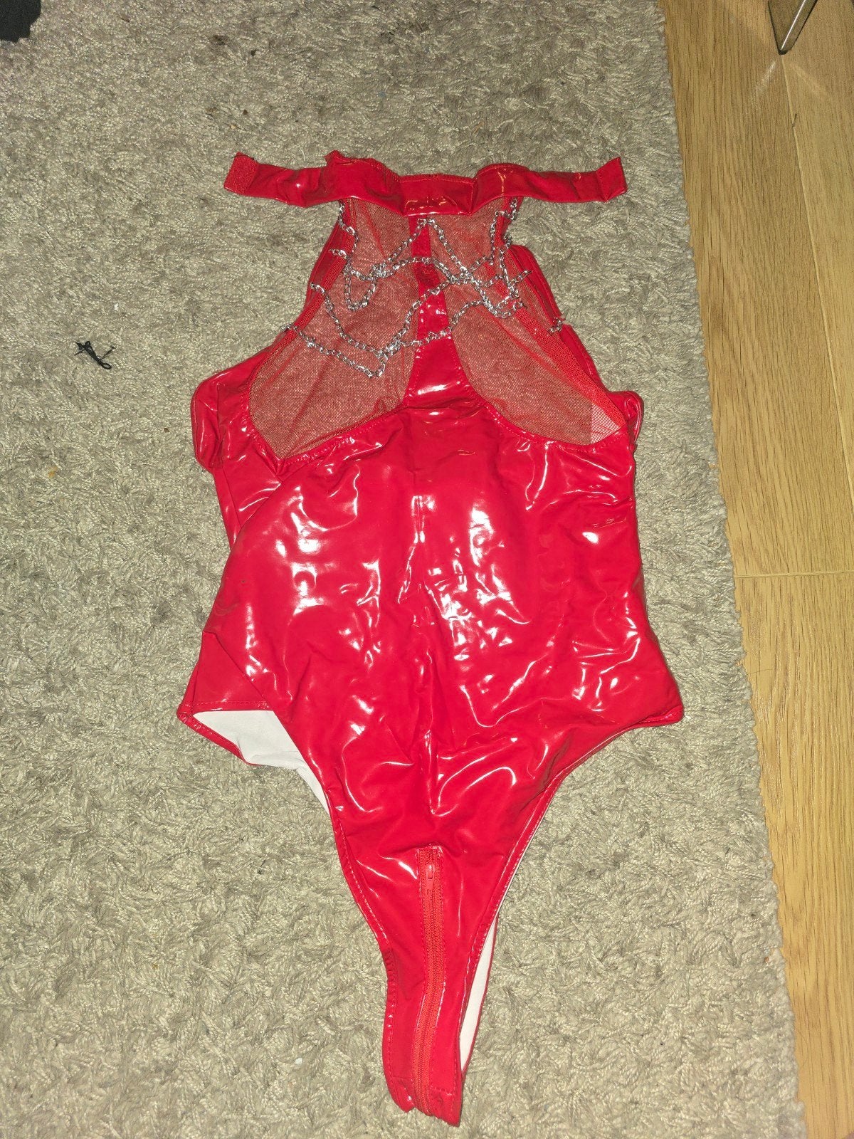 Rode latex bodysuit met kettingen - Halloween/Carnaval, Maat 38/40 (M), Ophalen of Verzenden, Halloween, Kleding