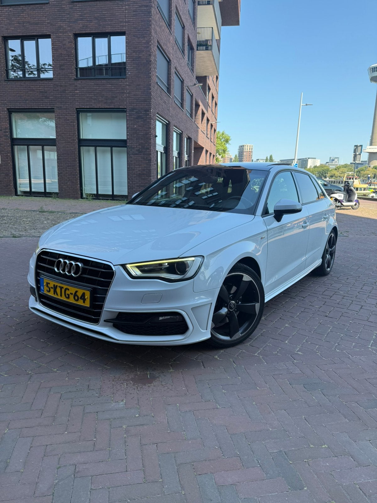 Audi A3 1.4 TFSI S-Line Automaat | Panoramadak | Camera |, Zwart, Leder en Stof, Origineel Nederlands, 1395 cc
