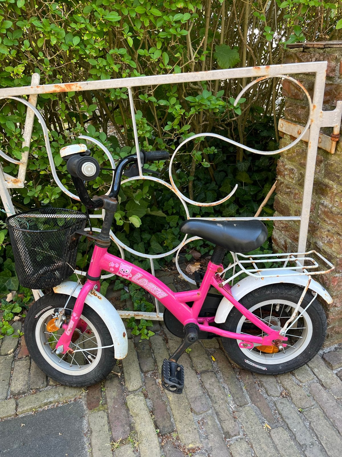 Roze kinderfiets 12 inch met mandje en bagagedrager, Fietsen en Brommers, Fietsen | Kinderfietsjes, Ophalen, Gebruikt, Terugtraprem