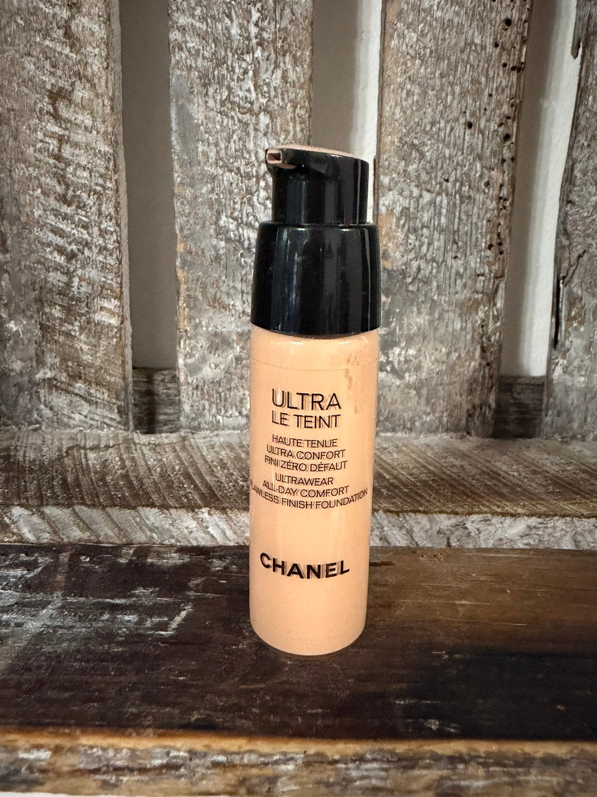 Chanel Ultra Le Teint Foundation B20, Ophalen of Verzenden, Zo goed als nieuw, Beige, Gehele gezicht
