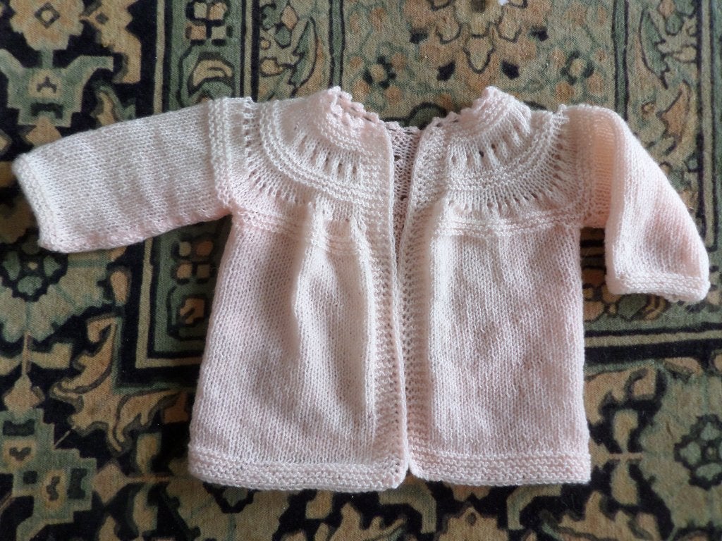 vestje voor oude pop van dunne wol, met broderie jurkje, Ophalen of Verzenden, Zo goed als nieuw, Kleertjes