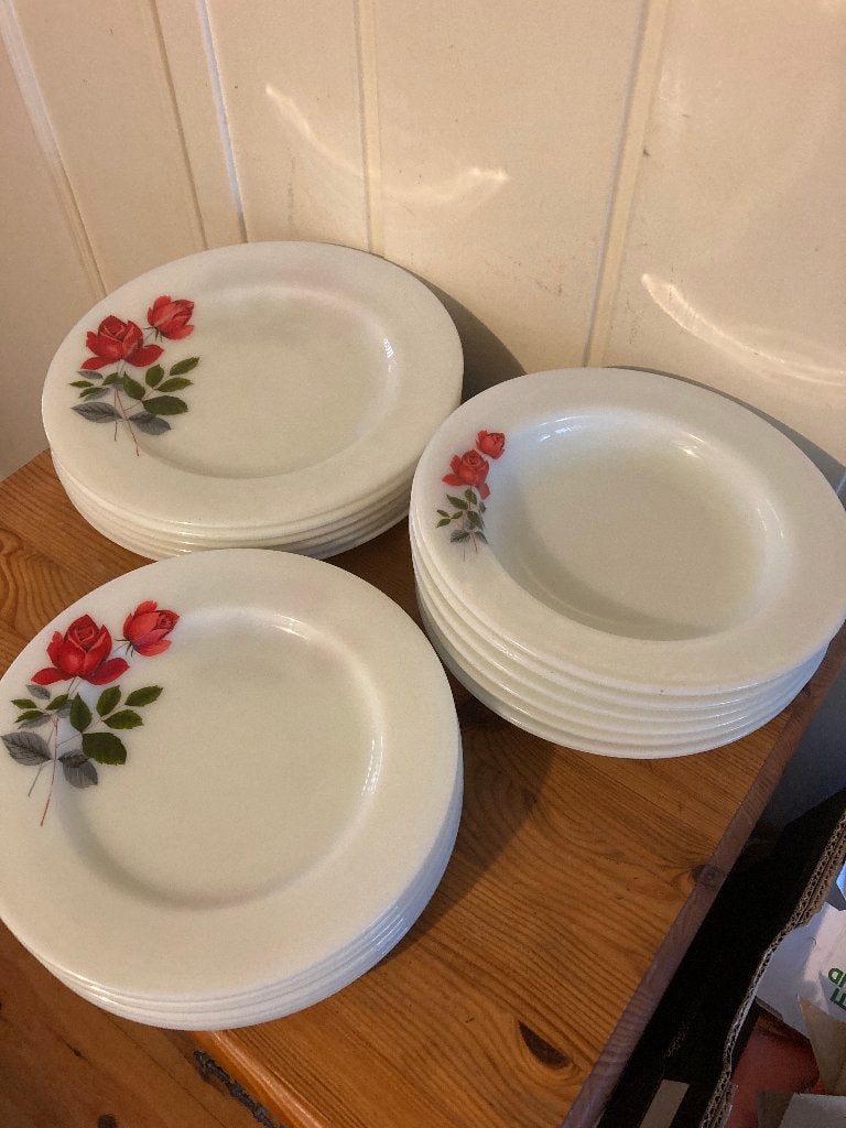 18 Vintage borden 3 verschillen maten JAJ Pyrex - June Rose, Verzenden, Zo goed als nieuw, Porselein, Bord of Schaal