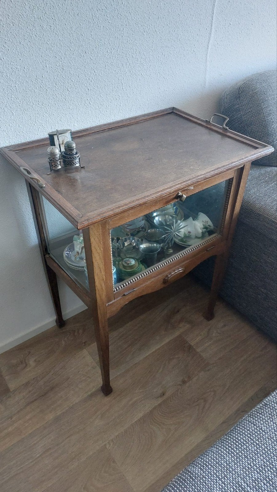 Oud antiek kastje, Ophalen