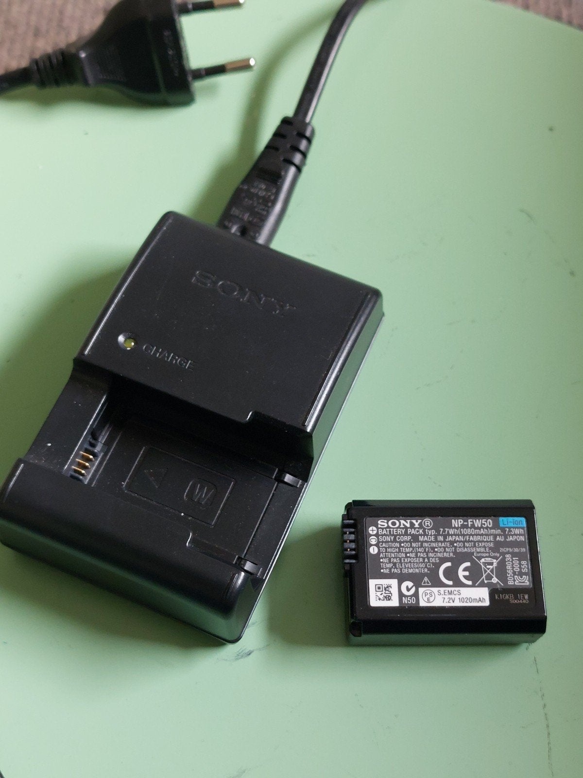 Sony accu NP-FW 50 en lader BC-VW1, Sony, Acculader, Sony, Zo goed als nieuw