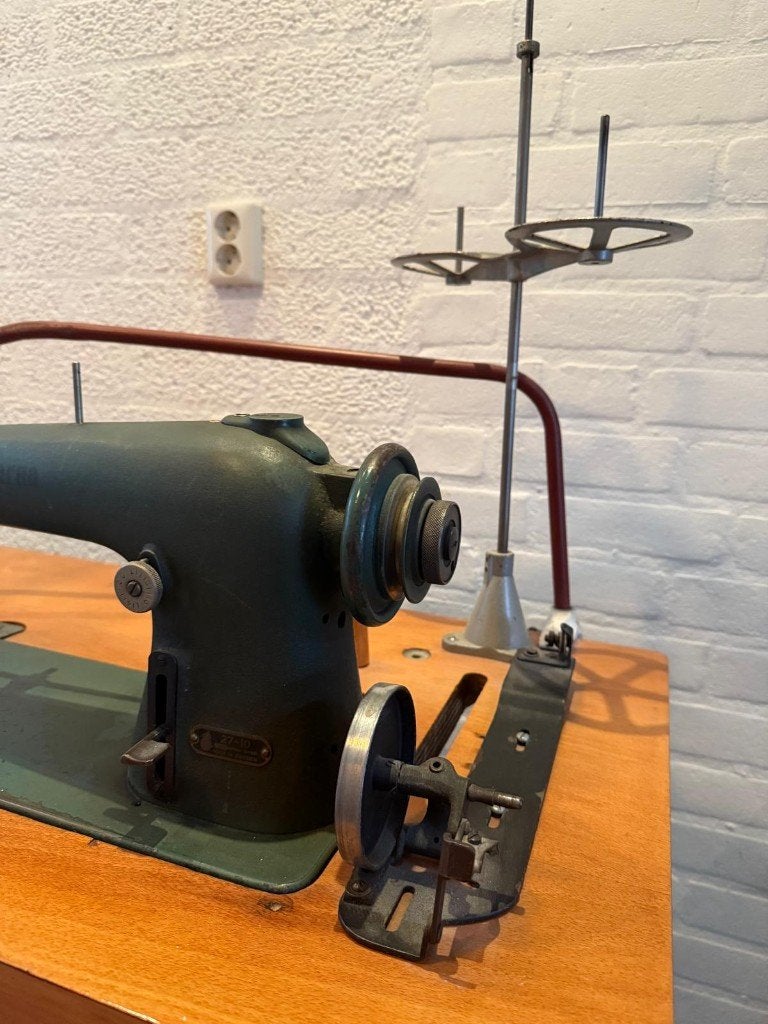Husqvarna industriële naaimachine – oersterk – 220V, Hobby en Vrije tijd, Naaimachines en Toebehoren, Gebruikt, Lockmachine, Industrieel