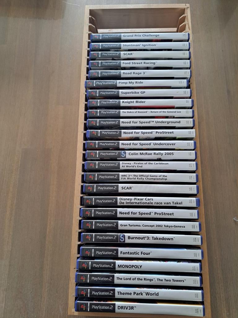 40 PS2 spellen, 1 PS3 spel + houten houders, 1 speler, Ophalen of Verzenden, Vanaf 3 jaar