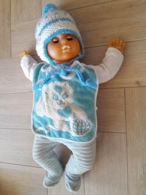 Grote babypop met stoffen mutsje en kleding, Ophalen of Verzenden, Gebruikt, Babypop
