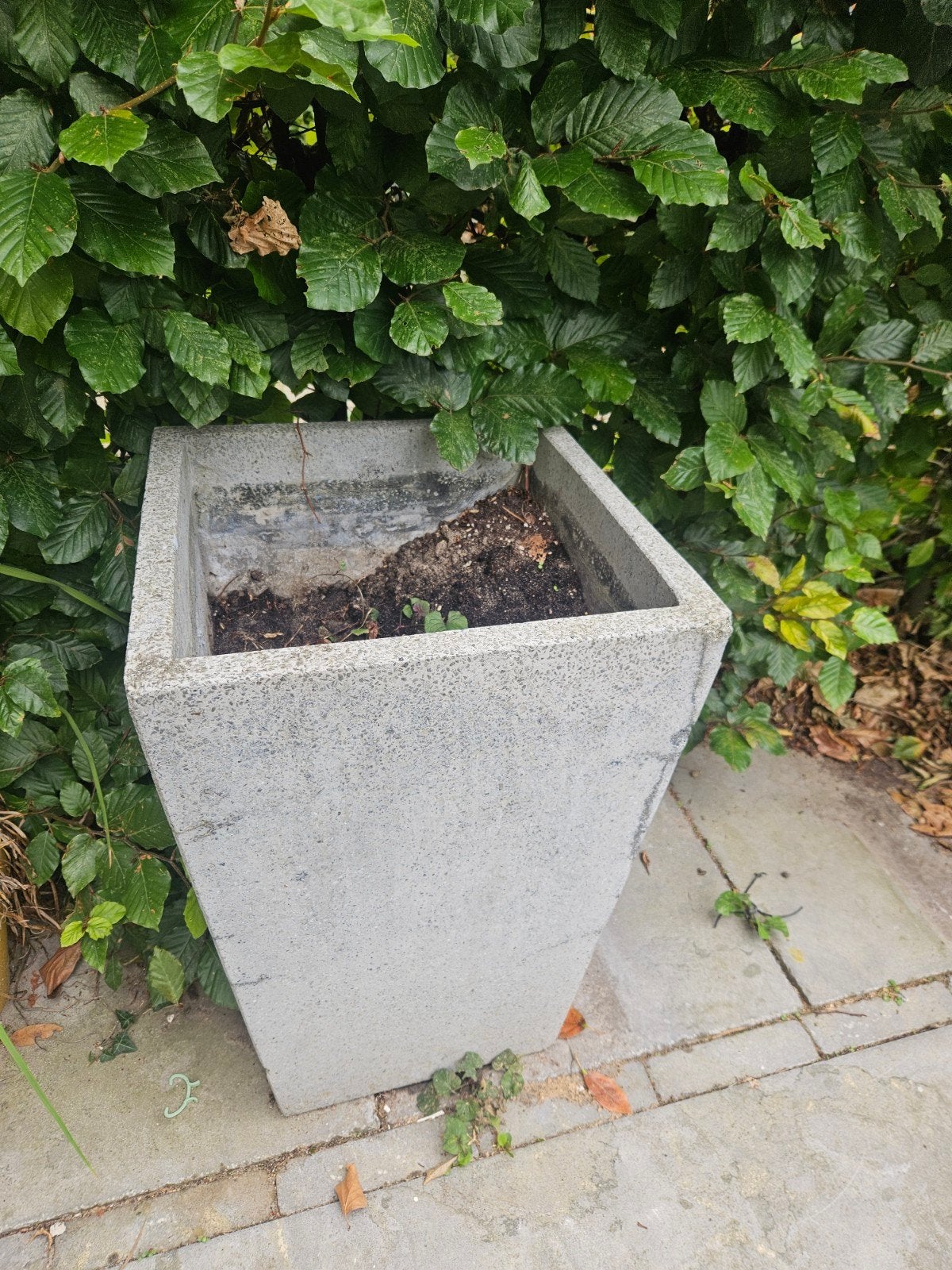 Grijze bloempot • Plantenbak • Beton, Tuin en Terras, Ophalen of Verzenden, Gebruikt, Rond