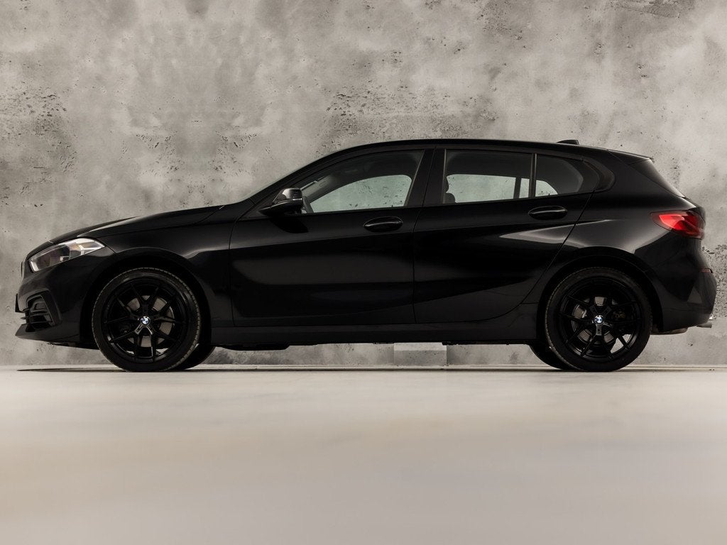 BMW 1 Serie 116i High Executive Automaat (APPLE CARPLAY, NAV, Auto's, BMW, 12 maanden, Stof, Gebruikt, Zwart