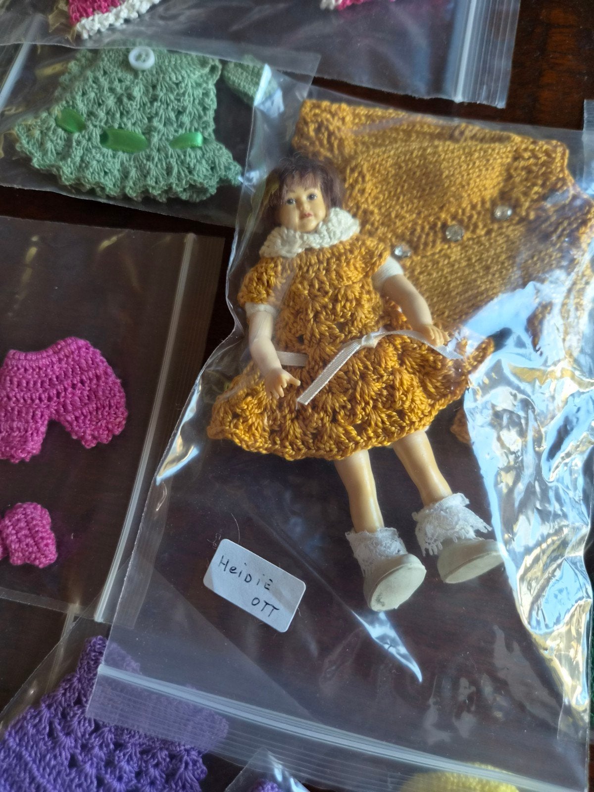 Heidi Ott poppenhuispopje met handgehaakte kleding, Verzenden, Nieuw, Overige typen