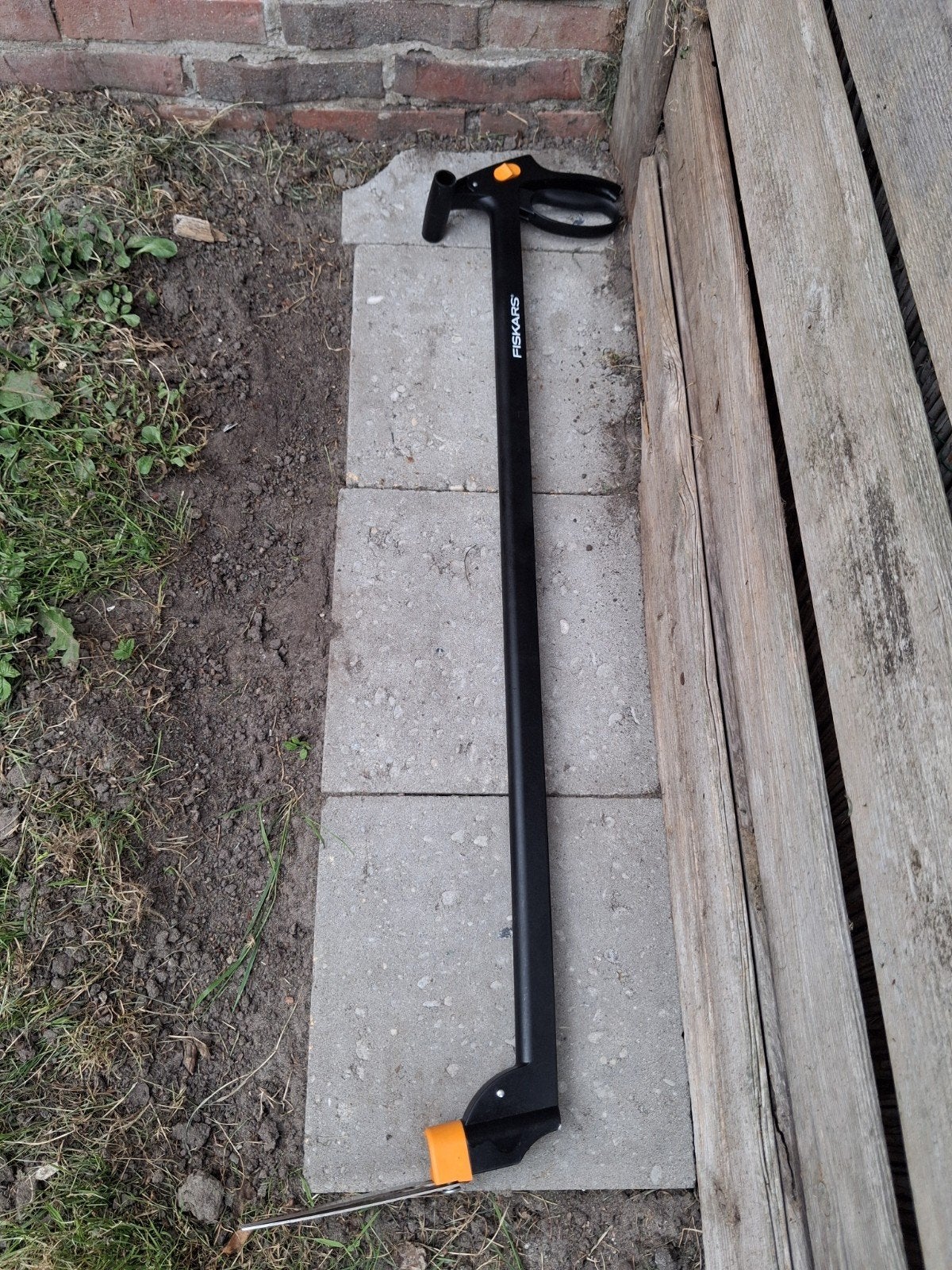 Fiskars graskantenknipper/ graskantenschaar, Ophalen