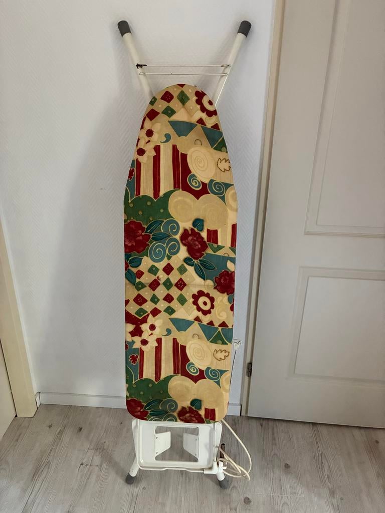 Vintage strijkplank met stopcontact en vrolijke hoes, Ophalen, Gebruikt