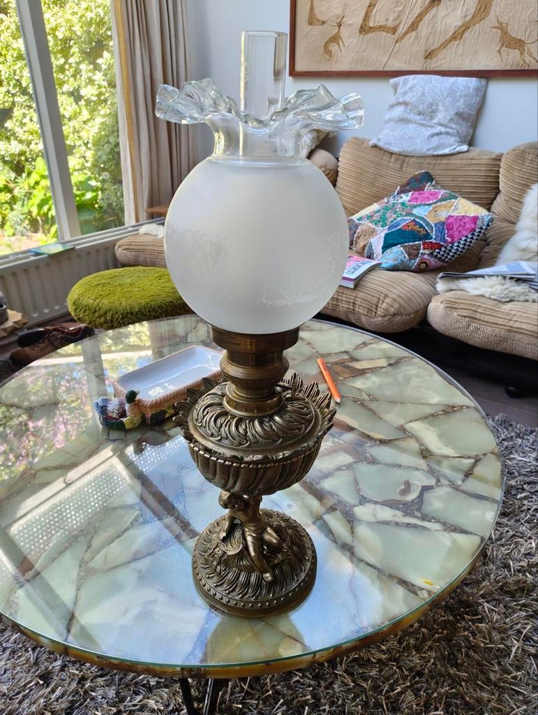 Antieke olielamp met sierlijke bronzen voet, Antiek en Kunst, Antiek | Lampen, Ophalen of Verzenden