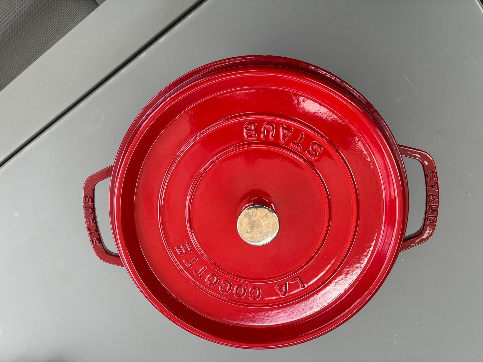 Staub Braadpan La Cocotte 28 cm rood, Zo goed als nieuw, Braadpan, Gietijzer, Verzenden