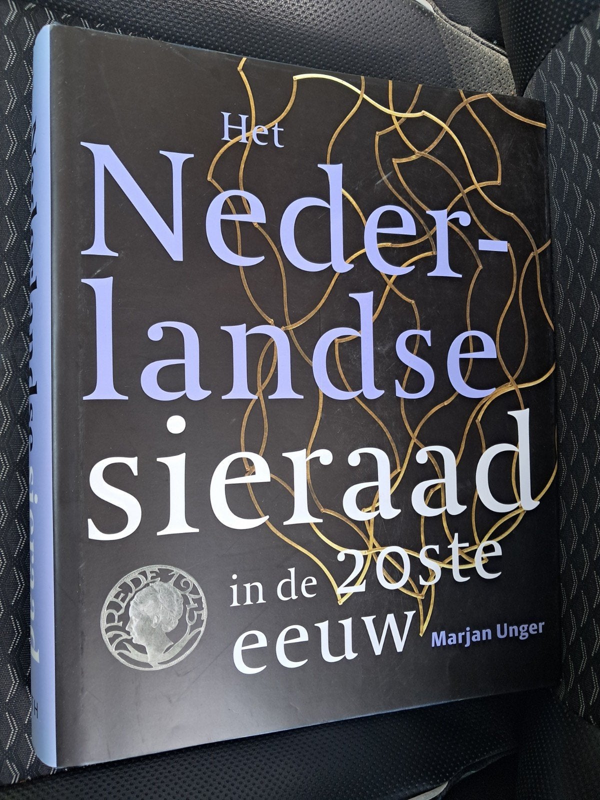 Het Nederlandse sieraad in de 20ste eeuw - Marjan Unger, Boeken, Ophalen of Verzenden, Zo goed als nieuw, Overige onderwerpen